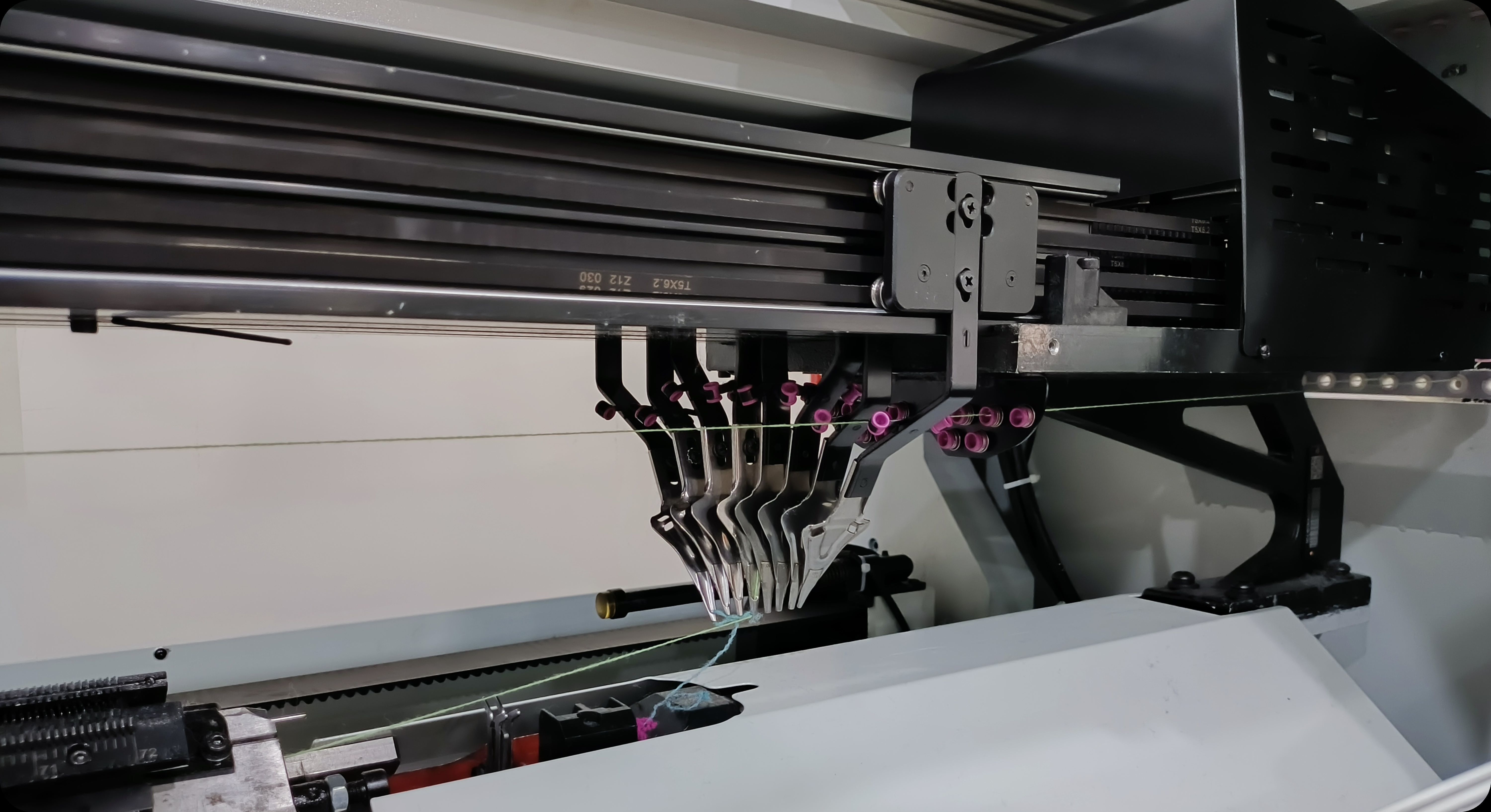 Motorized yarn feeder